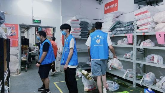 “小暖南”青年志愿者在行動(dòng)。共青團(tuán)南岸區(qū)委供圖