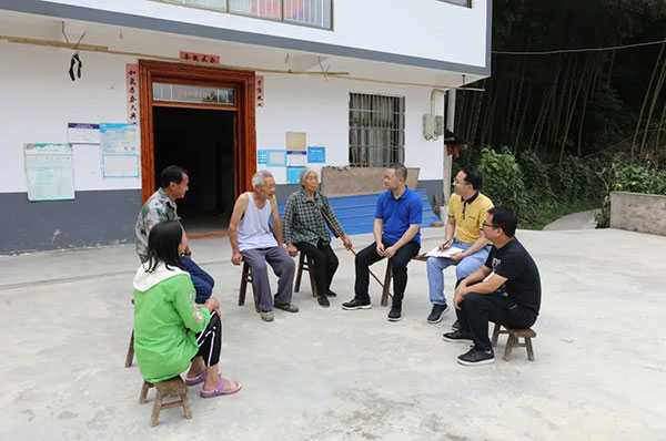 了解村民需求。胡瑾攝