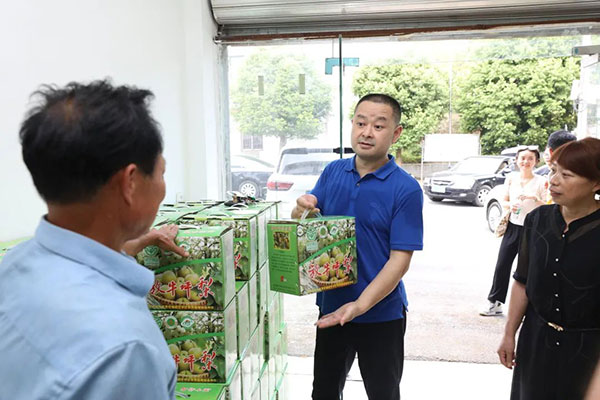 幫助村民銷售農(nóng)產(chǎn)品。胡瑾攝