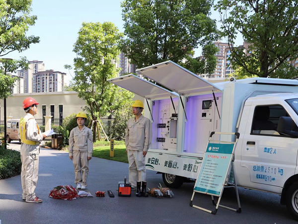 8月12日，國網(wǎng)永川供電公司利用“移動電e站”開展小區(qū)突發(fā)性故障停電應(yīng)急演練。朱芳攝