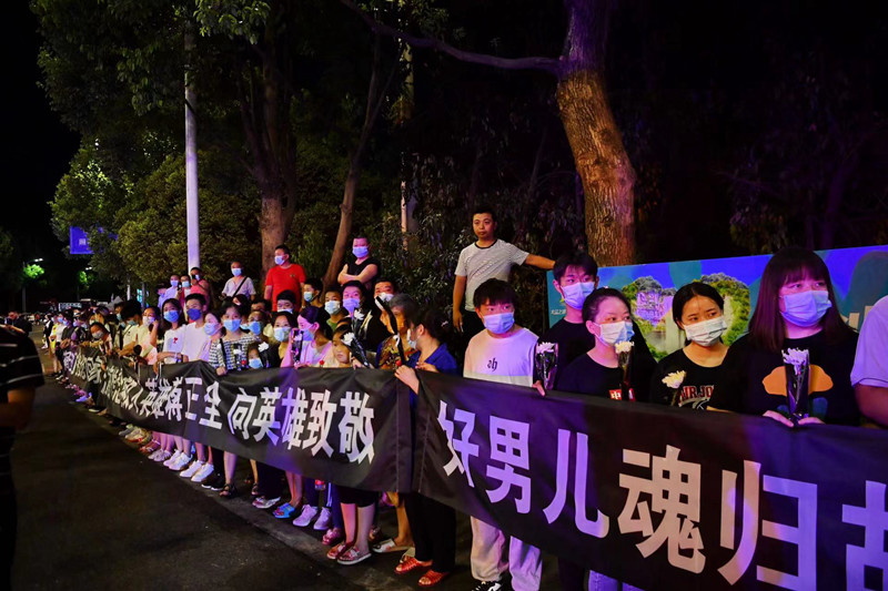 當(dāng)?shù)厝罕娮园l(fā)迎接英雄回家。賀奎攝