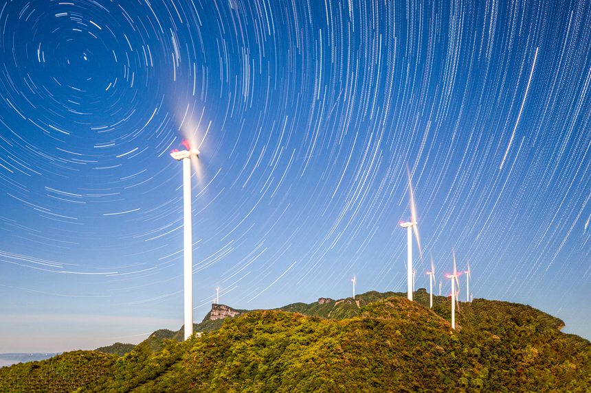 星空下的風(fēng)力發(fā)電車。瞿明斌攝