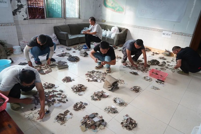 文物拼對修復(fù)。重慶市文物考古研究院供圖