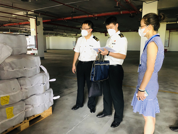 工作人員正對首批入庫貨物進行查驗。楊帆攝
