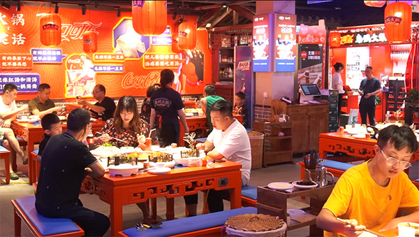 秦媽火鍋線下門店。譚念攝