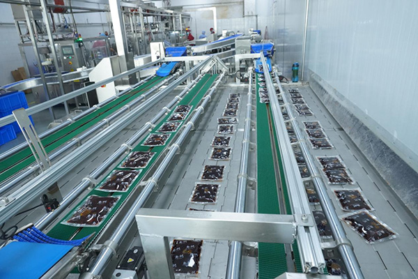 重慶秦媽實(shí)業(yè)基地生產(chǎn)車間。譚念攝