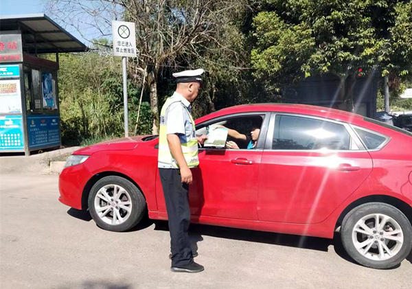 勸導員發(fā)放宣傳單進行防火宣傳。香爐山街道供圖