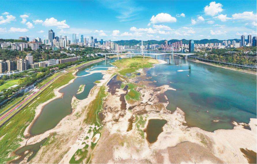 8月16日，渝中區(qū)珊瑚壩，長江水位下降，部分江灘裸露。近期，受持續(xù)高溫少雨天氣影響，四川、重慶等地先后出現(xiàn)不同程度旱情。導致進入主汛期后長江、嘉陵江水位持續(xù)退落，出現(xiàn)了“汛期反枯”的現(xiàn)象。據(jù)了解，截至8月15日8時，重慶33個區(qū)縣部分地區(qū)土壤不同程度缺墑，全市51條河流斷流，24座水庫干涸，2138眼機電井出水不足。首席記者 龍帆 實習生 尹詩語 攝/視覺重慶