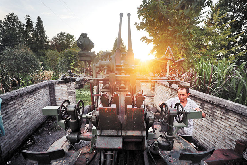 8月16日，石柱石家鄉(xiāng)黃龍村人工增雨炮場(chǎng)，高炮操作人員正在檢查設(shè)備。記者 巨建兵 攝/視覺重慶