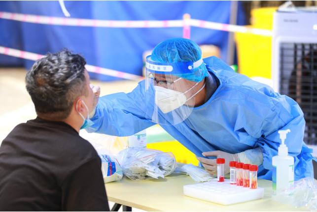 為居民做核酸檢測。重慶醫(yī)藥高等?？茖W(xué)校附屬第一醫(yī)院供圖