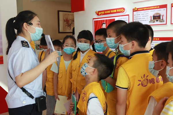 北碚區(qū)稅務(wù)人員給小朋友們講解稅收發(fā)展歷程。楊勝男攝