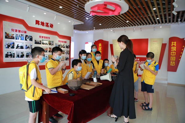 小朋友們聽工作人員講述老物件背后的稅收故事。楊勝男攝