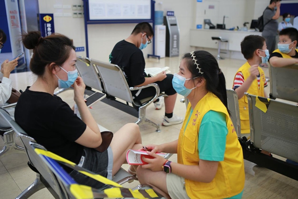 在辦稅服務(wù)廳，小朋友們現(xiàn)場采訪辦稅人員。郭睿攝