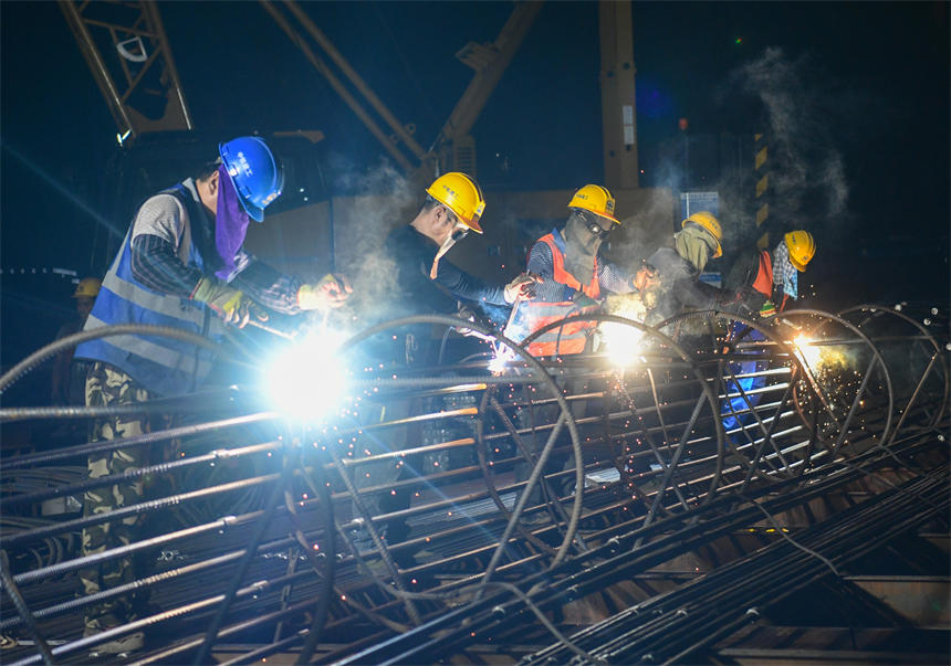 工作人員正在進(jìn)行夜間鋼筋電焊作業(yè)。郭旭攝