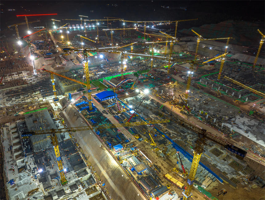 東站項(xiàng)目部采取錯(cuò)峰作業(yè)方式，保障施工進(jìn)度和員工安全。郭旭攝