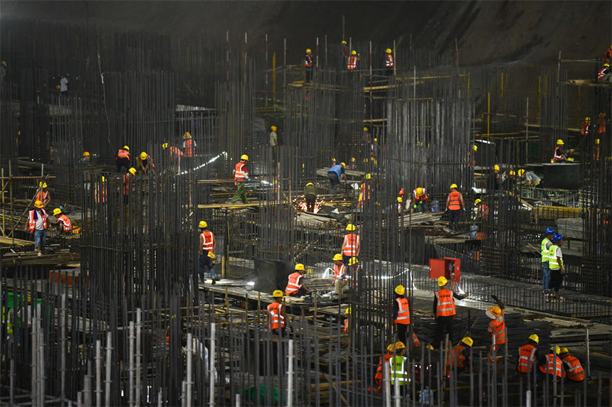 東站項(xiàng)目部采取錯峰作業(yè)方式，保障施工進(jìn)度和員工安全。郭旭攝