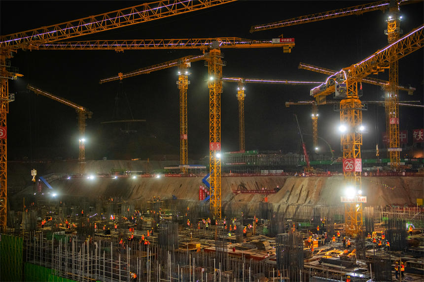 夜色下，重慶東站項目施工現(xiàn)場一片火熱。郭旭攝