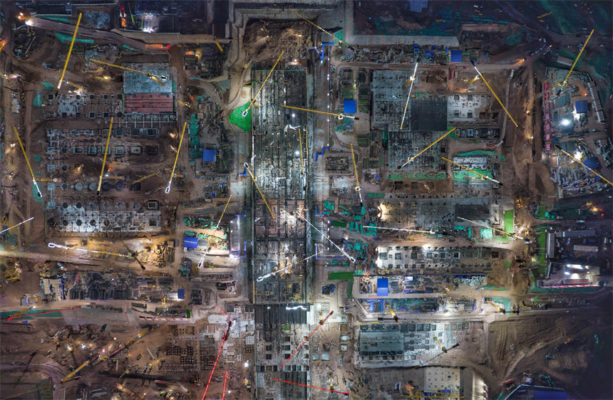 東站項(xiàng)目部采取錯(cuò)峰作業(yè)方式，保障施工進(jìn)度和員工安全。郭旭攝