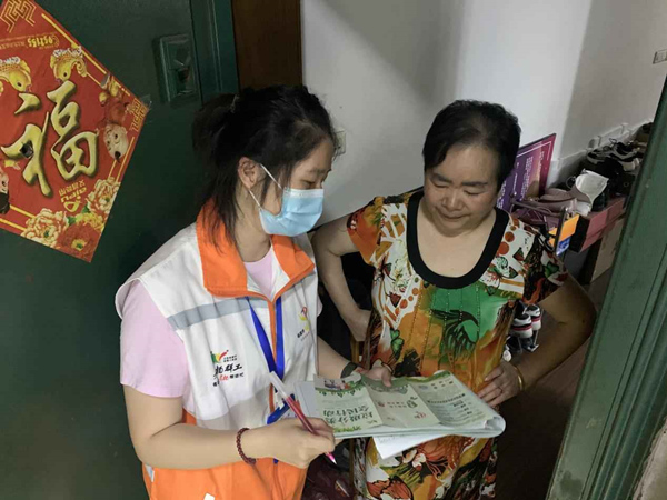 工作人員入戶宣傳垃圾分類。九龍坡區(qū)委宣傳部供圖