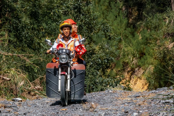 白馬鎮(zhèn)護林員開展森林防火巡查工作。武隆區(qū)白馬鎮(zhèn)供圖