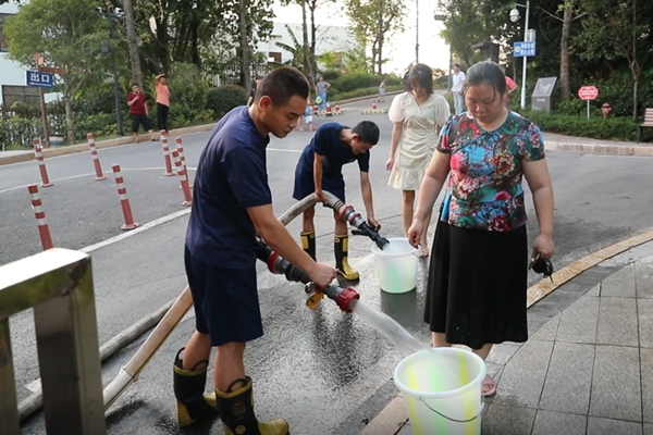 璧山區(qū)消防員為群眾送水。璧山區(qū)消防救援支隊供圖