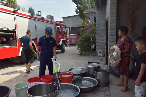 潼南區(qū)消防員為群眾送水。潼南區(qū)消防救援支隊供圖