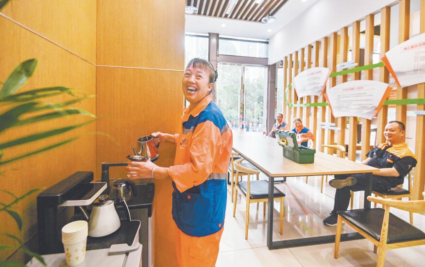 8月17日，兩江新區(qū)大竹林街道星匯社區(qū)，環(huán)衛(wèi)工人正在戶外勞動(dòng)者服務(wù)站點(diǎn)內(nèi)歇腳。首席記者 龍帆 實(shí)習(xí)生 尹詩語 攝/視覺重慶