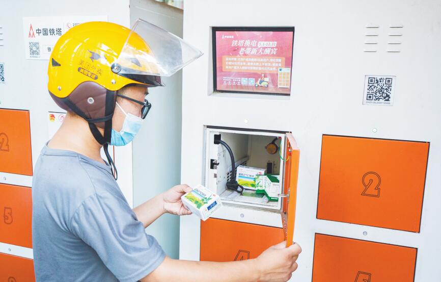 8月18日，團(tuán)市委、市青聯(lián)、市郵政管理局聯(lián)合開展為外賣小哥送清涼禮包活動(dòng)。（受訪者供圖）