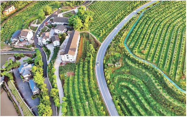 文旅融合發(fā)展，山鄉(xiāng)變景區(qū)。圖為大盛鎮(zhèn)的田園風(fēng)光。余梅攝