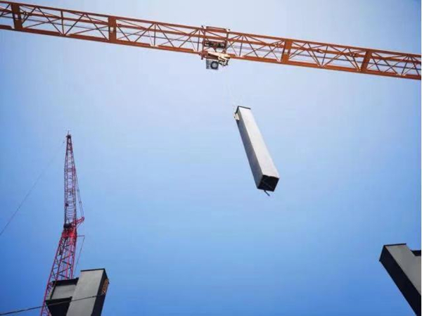 安裝了黑匣子的塔吊正在作業(yè)中。重慶高新區(qū)建設(shè)局供圖