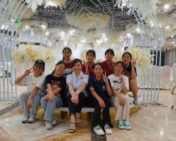 楊霞與勤工儉學(xué)的孩子們合影。受訪者供圖