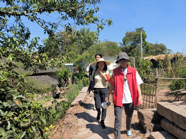 黨員干部手持“小喇叭”走村入戶宣傳森林防火。接龍鎮(zhèn)供圖