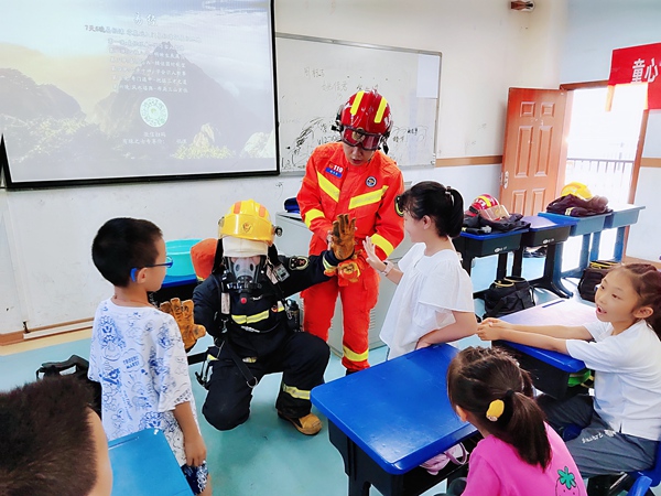 小朋友們接受安全自護教育。共青團綦江區(qū)委供圖
