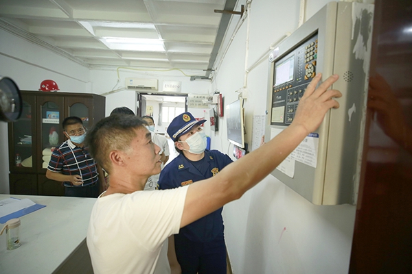 檢查現(xiàn)場。渝北區(qū)消防救援支隊(duì)供圖