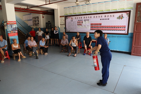 消防宣傳員向群眾講解滅火器的使用方法。秀山縣消防救援大隊(duì)供圖