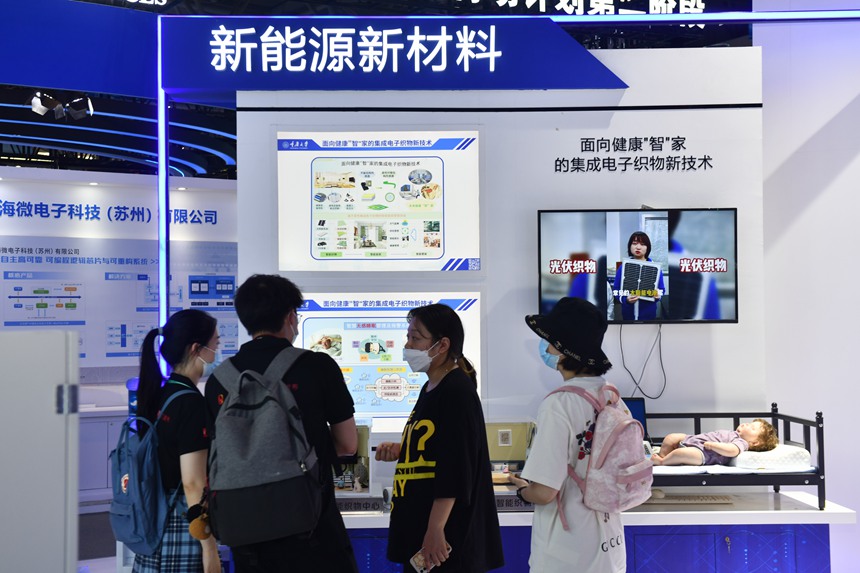 2022智博會(huì)重慶大學(xué)展廳，工作人員介紹新能源新材料。鄒樂攝