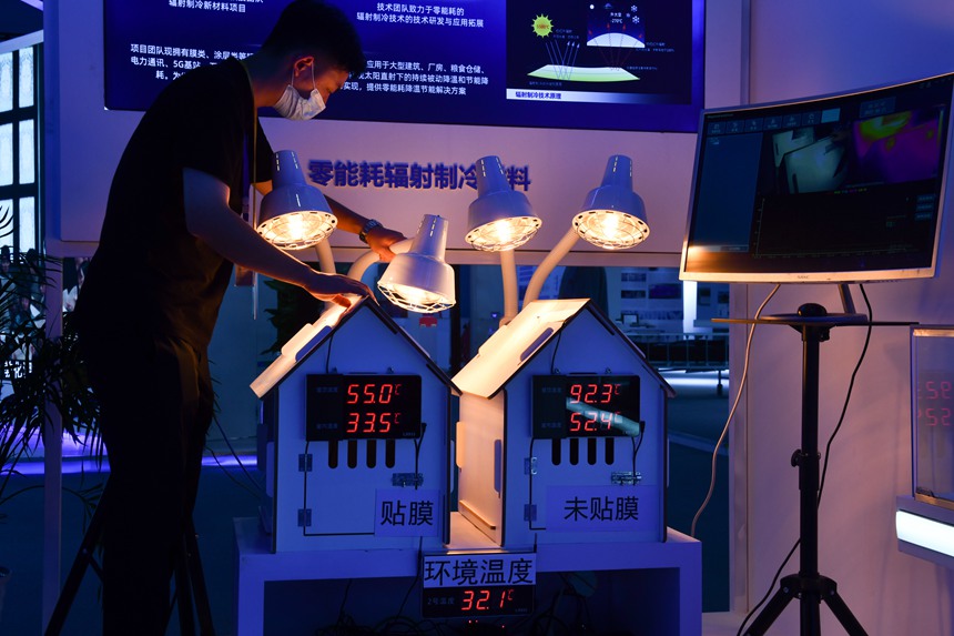 高科技防暑降溫“神器”亮相2022智博會，使用“零能耗輻射制冷超材料”，在同等光照使用環(huán)境下，可大大降低屋頂和室內(nèi)的溫度。鄒樂攝
