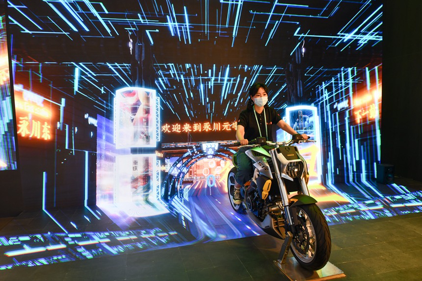 在2022智博會(huì)重慶展館內(nèi)，體驗(yàn)XR擴(kuò)展現(xiàn)實(shí)拍攝技術(shù)。鄒樂(lè)攝