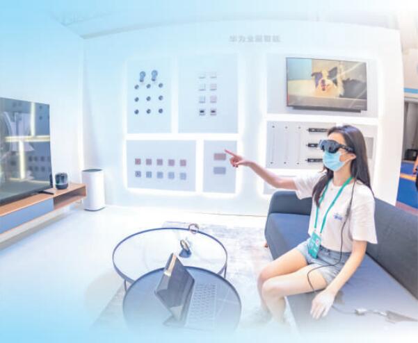 2021智博會現(xiàn)場，參會人員正在體驗智能家居。