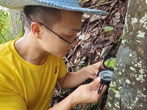 《高溫烈日下駐守地質(zhì)隊(duì)員排查危巖》。6月27日，萬州區(qū)陳家壩街道，南江地質(zhì)隊(duì)駐守地質(zhì)隊(duì)員廖學(xué)海頂著40℃的高溫排查危巖。陳昊攝