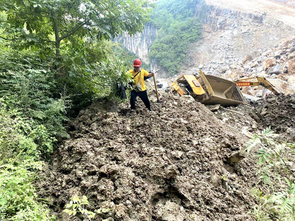 《滑坡調查監(jiān)測選點》。6月24日，巫溪白鹿鎮(zhèn)中壩村湖塘滑坡，重慶地研院技術人員正在進行滑坡調查，選取地質災害監(jiān)測點。鄧朝松攝