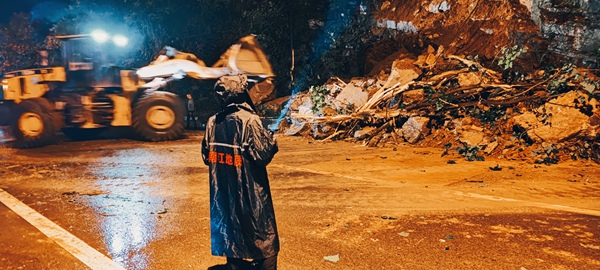 《迅速處置》。6月26日，凌晨2時(shí)，國(guó)道319涪陵區(qū)烏江村1組境內(nèi)一邊坡發(fā)生垮塌導(dǎo)致道路阻斷，南江地質(zhì)隊(duì)駐守地質(zhì)隊(duì)員唐長(zhǎng)江立即趕往現(xiàn)場(chǎng)進(jìn)行應(yīng)急處置并指導(dǎo)排險(xiǎn)。向棋攝