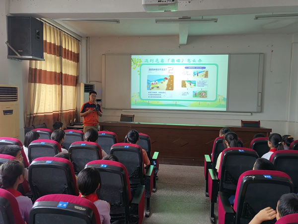 《地災(zāi)科普進(jìn)校園》。6月16日，南江地質(zhì)隊(duì)地災(zāi)科普進(jìn)鄉(xiāng)村系列活動(dòng)首站—地質(zhì)災(zāi)害防治知識(shí)進(jìn)開(kāi)州區(qū)岳溪鎮(zhèn)中心小學(xué)。戴巖柯攝