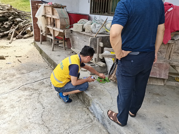 《簡易監(jiān)測，就地取材》。7月5日，黔江區(qū)水市鎮(zhèn)楊柳村地災(zāi)隱患點(diǎn)，107地質(zhì)隊駐守地質(zhì)隊員諶立志正在進(jìn)行日常巡查。在缺乏專業(yè)工具的情況下，他就地取材利用“樹葉掏洞”的小方法現(xiàn)場設(shè)立簡易監(jiān)測點(diǎn)，指導(dǎo)監(jiān)測人員開展地災(zāi)監(jiān)測。路正昆攝