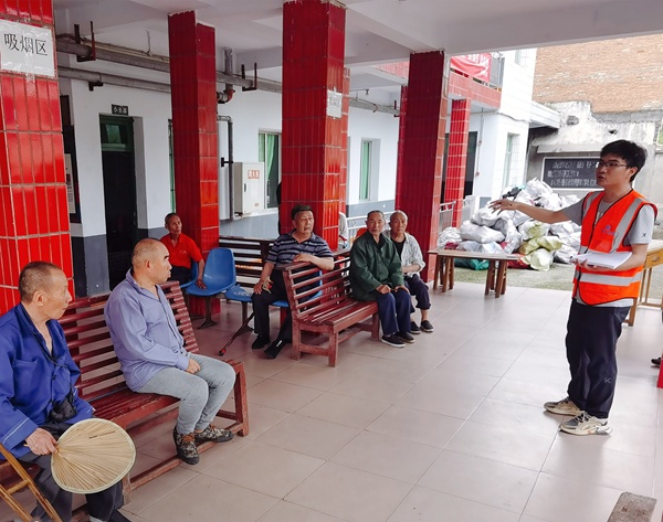 《“一個(gè)都不能少”——地災(zāi)避險(xiǎn)宣傳進(jìn)敬老院》。6月26日，暴雨前夕，南江地質(zhì)隊(duì)駐守地質(zhì)隊(duì)員向棋前往涪陵區(qū)馬武敬老院為老人宣傳應(yīng)急避險(xiǎn)知識。王志云攝