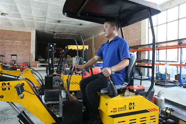 電汽工程師蔣洪濤正在優(yōu)化測試MT-IAM 01型設(shè)備。熊輝攝