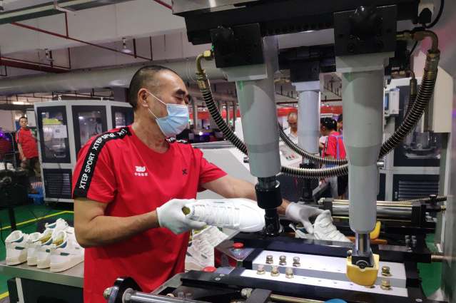 工人操作智能生產(chǎn)設(shè)備。榮昌區(qū)委宣傳部供圖