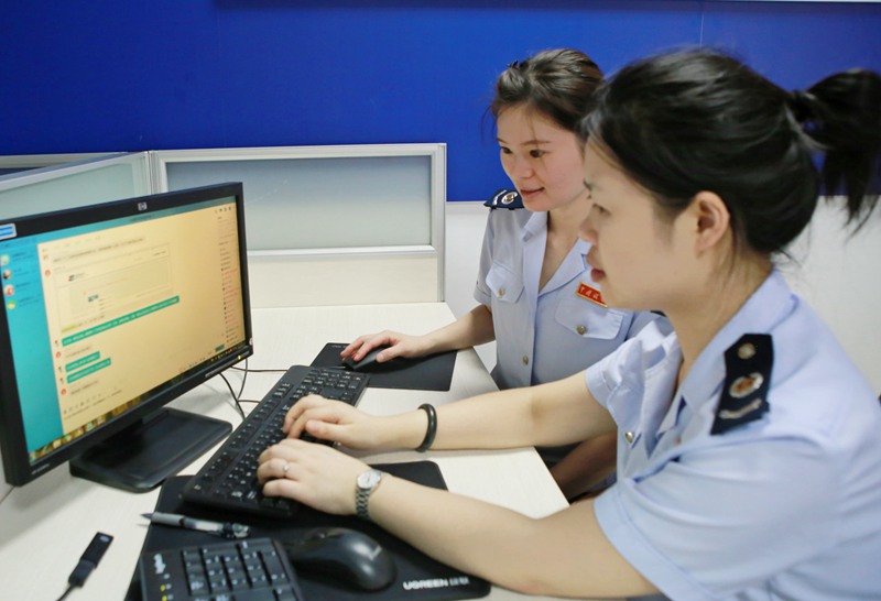 重慶市北碚區(qū)二級12366納稅繳費服務(wù)熱線工作人員通過稅企QQ群，遠程協(xié)助納稅人辦理留抵退稅申請。楊蔓攝