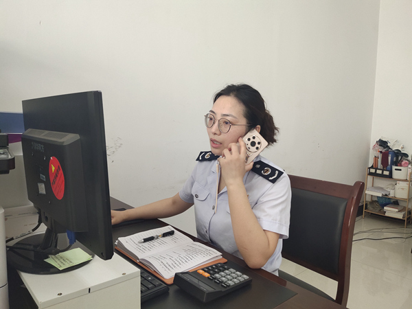 重慶市銅梁區(qū)稅務(wù)局貨物和勞務(wù)稅科副科長青建昌電話解答企業(yè)留抵退稅相關(guān)業(yè)務(wù)咨詢。 殷淑雅攝