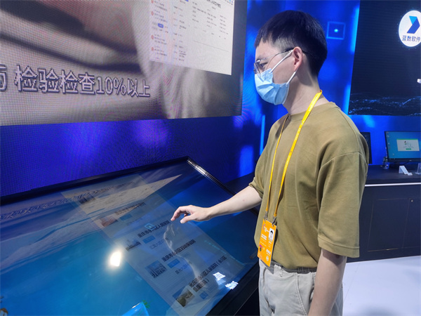 講解員介紹健康永川公眾號如何使用。徐雯瑄攝